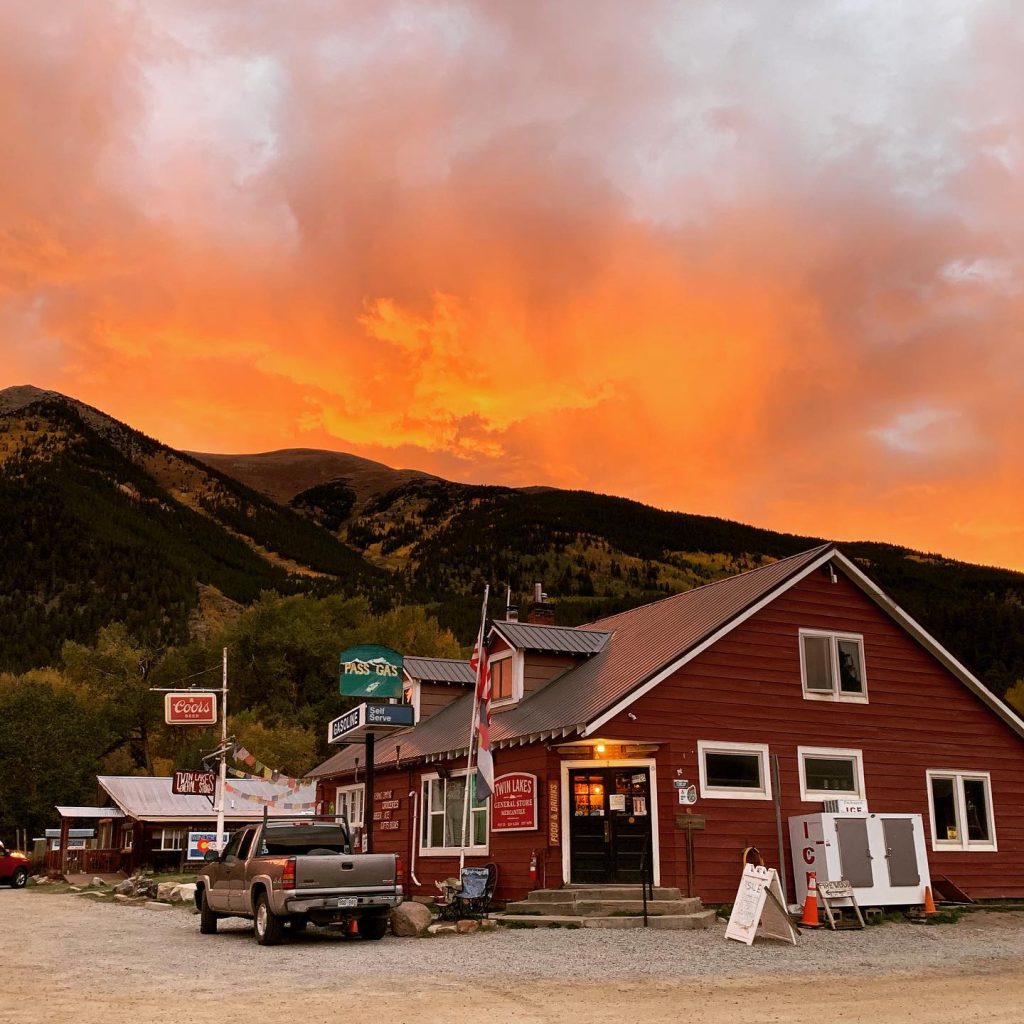 outside view at twin lakes general store.